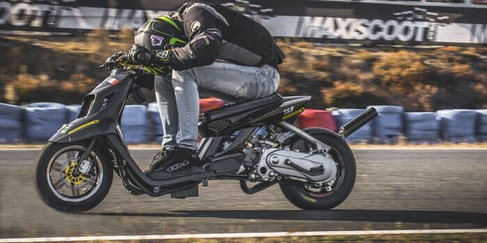 booster-black-and-gold-corentin-peron-scooter-mag