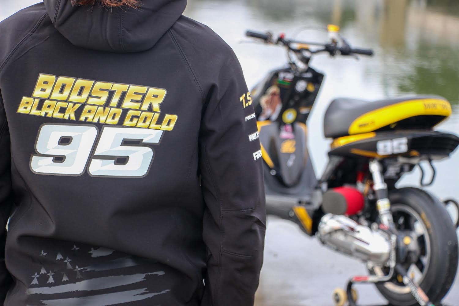 Booster black and gold partenaire de Scooter Mag et Maxiscoot