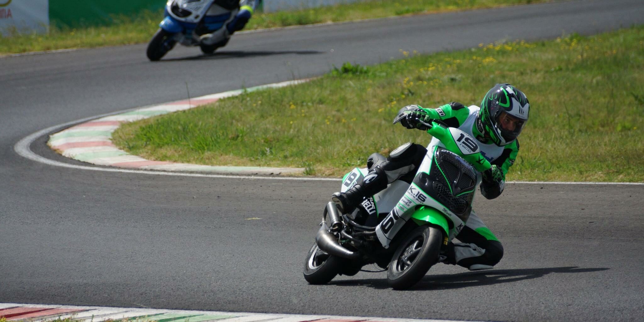 ottopuntouno-racing-parts Piaggio Zip équipé en Ottopuntouno Racing Parts