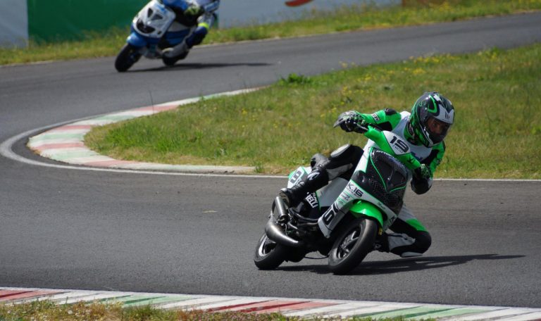 Piaggio Zip équipé en Ottopuntouno Racing Parts