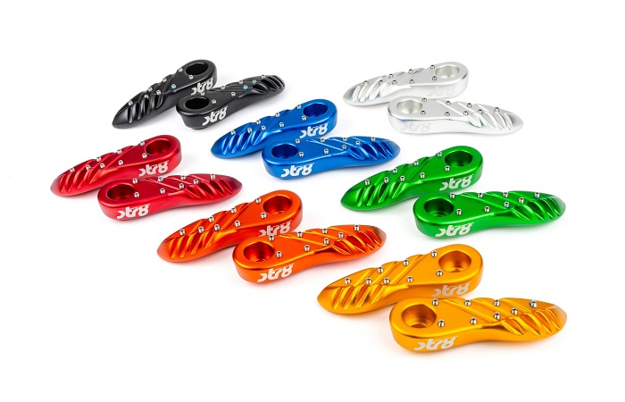 Str8 dévoile ses cale-pieds anodisés pour MBK Booster !